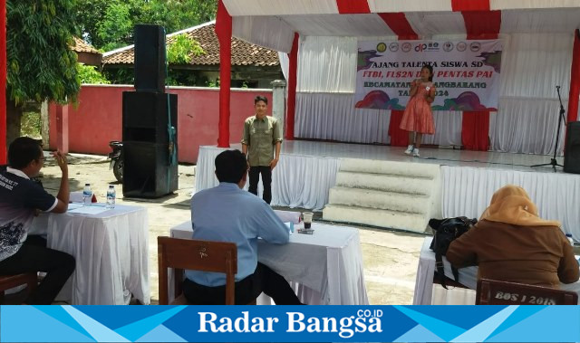 Ketua panitia pelaksana Ajang talenta, Olimpiade Olahraga Sains Nasional (O2SN) kecamatan Sindangbarang Eman. S. Pd T.A 2023/2024 saat berada di depan panggung Ajang Talenta Siswa SD (Dok photo RadarBangsa.co.id/AE_Nasution)