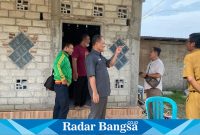 Pak Lutfi saat mengecek pembangunan dapur GKJW Sindurejo (foto: Hikam)