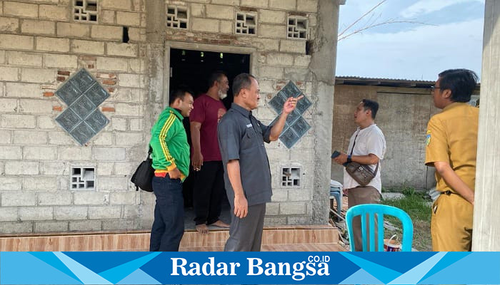 Pak Lutfi saat mengecek pembangunan dapur GKJW Sindurejo (foto: Hikam)