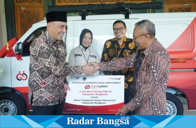 Pj Bupati Bangkalan, Arief M Edie saat menerima bantuan Mobil oprasional dari Bank Jatim (IST)