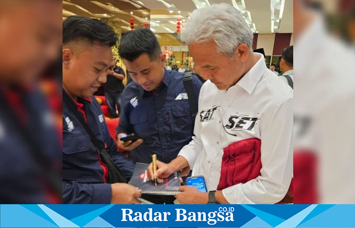 Ganjar Pranowo saat menandatangani laporan perjalanan SMCC (Smart Mobile Canvassing Campaign) di Hotel Atria Malang. Rabu, 31/1/2024. (Foto: Dok. Media Center Sego Anget) (IST)