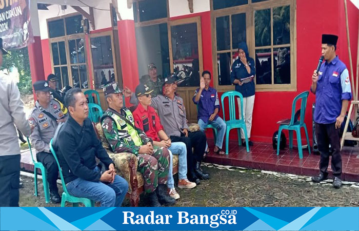 Ketua Panitia Pemilihan Kecamatan (PPK) Cidaun saat menyampaikan sambutan sebelum lounching pendistribusian logistik Pemilu 2024 gelombang pertama. (Dok photo RadarBangsa.co.id/AE Nasution)