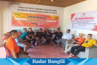 Komisioner Irwan Munajat Koordinator Divisi Penanganan Pelanggaran Dan Penyelesaian Sengketa di dampingi staf dan sekretariat Panwaslu Sindangbarang sedang menyampaikan tahapan-tahapan kampanye di wilayah kerja Panwaslu Sindangbarang (Dok photo RadarBangsa.co.id/AE Nasution)