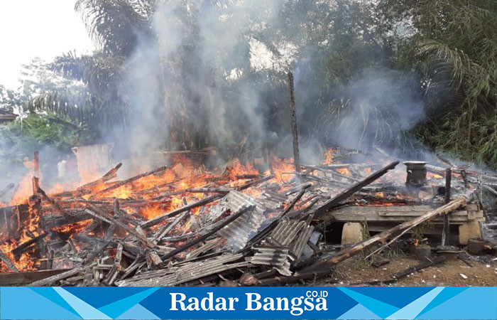 Jejak kebakaran rumah milik Tarlan (47) bersama Mariam (39) dengan 3 orang anak-anak. Sebelum habis dilalap sijago merah. (Dok Photo RadarBangsa.co.id/AE Nasution)