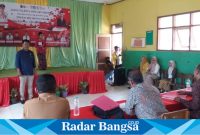 Panitia Pelaksan Kegiatan Lomba Talenta Siswa Sekolah Dasar Tingkat kecamatan Cidaun Yedi Suwardi. S. Pd di samping siswa sedang manggung. (Dok photo RadarBangsa.co.id/AE Nasution)