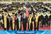 Gubernur Khofifah saat menghadiri Wisuda ke-109 Sarjana dan Pascasarjana Universitas Negeri Surabaya pada 1 Februari di Graha UNESA Surabaya (IST)