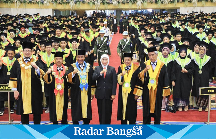 Gubernur Khofifah saat menghadiri Wisuda ke-109 Sarjana dan Pascasarjana Universitas Negeri Surabaya pada 1 Februari di Graha UNESA Surabaya (IST)