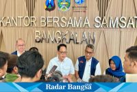 Pj Gubernur Jawa Timur, Adhy Karyono, saat meninjau  terhadap progress pembangunan Gedung Kantor Bersama Samsat Kabupaten Bangkalan (IST)