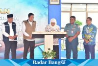 Gubernur Jawa Timur, Khofifah Indar Parawansa, meresmikan Sekolah Menengah Kejuruan Negeri Maritim Jawa Timur di Brondong Lamongan, pada hari Sabtu (10/2/2024) (Sumber foto : Prokopim Lamongan  )