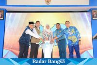 Gubernur Khofifah bersama dengan Bupati Lamongan Yuhronur Efendi dan Kepala Dinas Pendidikan Provinsi Jawa Timur Aries Agung Paewai, menghadiri acara peresmian gedung dan asrama SMK Negeri Maritim Jawa Timur di Brondong, Kabupaten Lamongan, pada Sabtu (10/2). (IST)