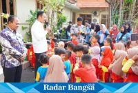 Bupati Lamongan, Yuhronur Efendi, menerima kegiatan pembelajaran outing class dari PAUD Fastabiqul Khoirat, Sambeng, di Halaman Pendopo (IST)