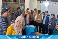 Bupati Lamongan, Yuhronur Efendi bersama Kapolres Lamongan saat sidak di TPS 1 Tugu Mantup (IST)