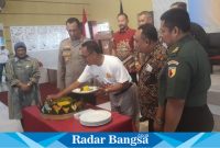  Ketua IWL, Anwar Sanusi, saat potong tumpeng di kegiatan HPN 2024, Kamis (29/2). (Dok Riyaman).