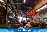 Pasar Baru Lumajang Jawa Timur, talangnya bocor, Kamis (1/2). (Dok Riyaman/Radarbangsa.co.id)