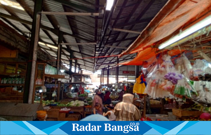 Pasar Baru Lumajang Jawa Timur, talangnya bocor, Kamis (1/2). (Dok Riyaman/Radarbangsa.co.id)