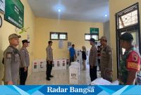 Kapolres Lumajang AKBP Mohammad Zainur Rofik, S.I.K, ketika turun langsung mengecek proses pendistribusian ke masing - masing kecamatan, Sabtu ( 10/2/2024). (Dok Humas polres Lumajang, for Riyaman).