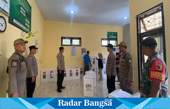 Kapolres Lumajang AKBP Mohammad Zainur Rofik, S.I.K, ketika turun langsung mengecek proses pendistribusian ke masing - masing kecamatan, Sabtu ( 10/2/2024). (Dok Humas polres Lumajang, for Riyaman).