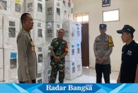 Kapolres Lumajang, AKBP. Mohammad Zainur Rofik, S.I.K bersama jajaran Pejabat Utama (PJU) ketika melakukan patroli dan pengecekan di Kantor dan Gudang Penyimpanan Logistik PPK, Minggu (11/2) kemarin. (Dok HMS polres Lumajang, for Riyaman).