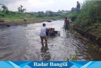 Riaman wartawan123 Lumajang: Proses evakuasi korban bocah SD di aliran Sungai Kaliasem Lumajang, Jawa Timur, Rabu (28/2/2024). (Dok istimewa).