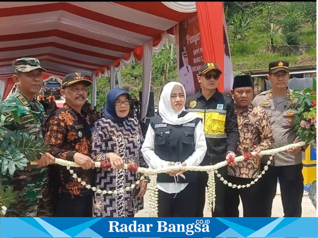 Bupati Ikfina didampingi Kadis PUPR Rinaldy saat meresmikan Jembatan penghubung Desa Sugeng Trawas dan Kesemen Ngoro