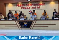 Konferensi Pers Polda Jatim terkait peledakan bondet di rumah Ketua KPPS, Kusyairi di Pamekasan (IST)