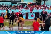 Siswa-siswi sedang memperagakan budaya kehidupan nelayan dalam pembukaan ajang talenta tingkat SD sekabupaten Cianjur T.A 2023/2024 (Dok photo RadarBangsa.co.id/AE_Nasution)