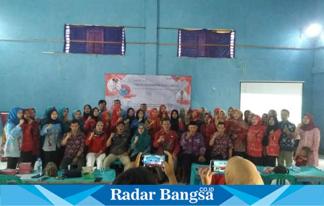 Photo bersama Camat Naringgul Ijuh Sugandi, pemateri dari penyuluh KB UPTD P5A Cidaun dan Tim Pendamping Keluarga. (Dok photo RadarBangsa.co.id/AE_Nasution)