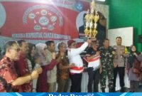 Photo bersama antara panitia kabupaten, panitia lokal, dewan juri, Forkopimcam Sindangbarang serta Kordik Sindangbarang setelah menyerahkan tropy-tropy prestasi ajang talenta siswa SD tingkat kabupaten Cianjur Tahun 2024. (Dok photo RadarBangsa.co.id/AE_Nasution)