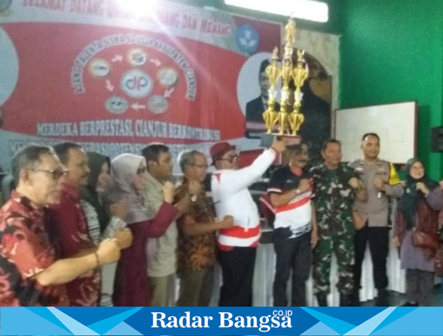 Photo bersama antara panitia kabupaten, panitia lokal, dewan juri, Forkopimcam Sindangbarang serta Kordik Sindangbarang setelah menyerahkan tropy-tropy prestasi ajang talenta siswa SD tingkat kabupaten Cianjur Tahun 2024. (Dok photo RadarBangsa.co.id/AE_Nasution)