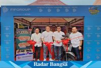 Peresmian booth FIFGROUP Grebeg Pasar Surabaya oleh Kepala FIFGROUP Wilayah Jawa Timur I, Ivan Lesmana Suryana, yang didampingi oleh jajaran manajemen FIFGROUP Wilayah Jawa Timur I.
Dari kiri ke kanan : Adrian Citra Pradana – Marketing Manager FINATRA Wilayah Jawa Timur I; Ivan Lesmana Suryana – Kepala FIFGROUP Wilayah Jawa Timur I; Fajar Ramadhan – Marketing Manager SPEKTRA Wilayah Jawa Timur I; Ahmad Miftah – Kepala FIFGROUP Cabang Rungkut. (Dok foto FIFGROUP)