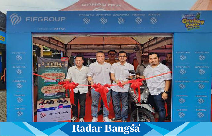 Peresmian booth FIFGROUP Grebeg Pasar Surabaya oleh Kepala FIFGROUP Wilayah Jawa Timur I, Ivan Lesmana Suryana, yang didampingi oleh jajaran manajemen FIFGROUP Wilayah Jawa Timur I.
Dari kiri ke kanan : Adrian Citra Pradana – Marketing Manager FINATRA Wilayah Jawa Timur I; Ivan Lesmana Suryana – Kepala FIFGROUP Wilayah Jawa Timur I; Fajar Ramadhan – Marketing Manager SPEKTRA Wilayah Jawa Timur I; Ahmad Miftah – Kepala FIFGROUP Cabang Rungkut. (Dok foto FIFGROUP)