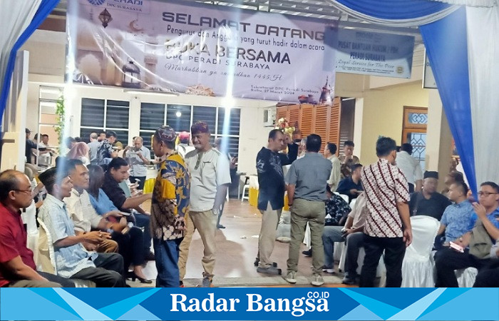 Anggota Peradi Surabaya terlihat guyub rukun di acara buka bersama yang diadakan di kantor sekretariat, Jalan Dukuh Kupang Barat, Rabu (27/03/2024) petang (Foto : FYW)