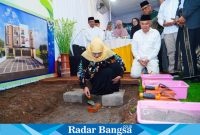  Khofifah Indar Parawansa menghadiri doa bersama dan pelatakan batu pertama di Pesantren Digipreneur Al Yasmin Kota Surabaya, Kamis (29/2/2024) malam.