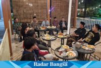 Kapolsek Tikung Iptu Tulus Haryanto  saat gelar rakor bersama Ketua Perguruan Silat di wilayah Kecamatan Tikung, pada Kamis (27/03) malam di Cafe IB (Dok foto Intel Polsek Tikung)