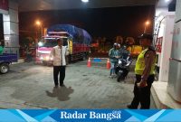 Anggota Polsek Tikung saat Patroli Dialogis di SPBU Tikung (Dok foto Polsek Tikung)