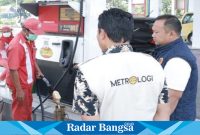 Anggota Polres Lamongan saat menyidak salah satu SPBU (IST)