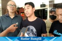 Indra Hosi, S.H., M.H selaku kuasa hukum, Ketika diwawancarai awak media di Mapolres Lumajang, Rabu (22/3). (Dok Riyaman).