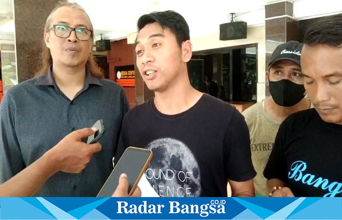 Indra Hosi, S.H., M.H selaku kuasa hukum, Ketika diwawancarai awak media di Mapolres Lumajang, Rabu (22/3). (Dok Riyaman).