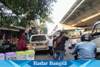 Ketua Komunitas Wartawan Selatan Keras, Arif Tioso alias Mad Rombeng (berbaju hitam) turun langsung membagikan takjil (Foto : FYW)