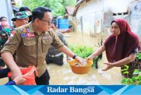 - Pj. Gubernur Jawa Timur Adhy Karyono saat memberikan bantuhan kepada korban banjir (ist)