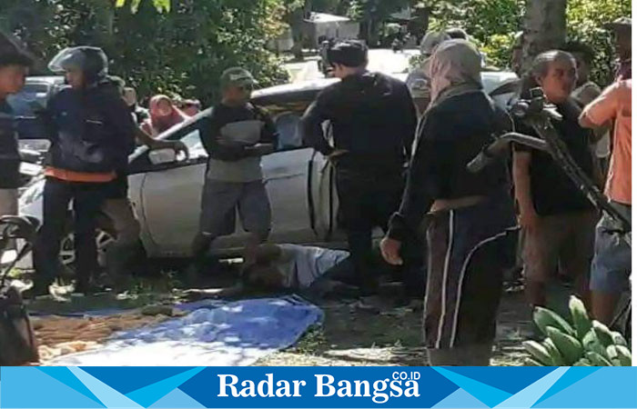 Photo pelaku sedang dihajar massa dan barang bukti (BB) berupa mobil dan sejumlah uang palsu dalam mobil (Dok photo RadarBangsa.co.id/AE_Nasution)