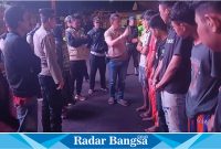 Jajaran Polres Cianjur sedang memberikan arahan kepada sejumlah remaja yang terlibat perang sarung berisi batu (Dok photo RadarBangsa.co.id/AE_Nasution)