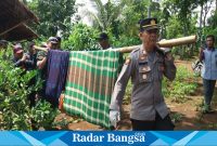 Aksi Pelayanan Kemanusiaan Yang Heroik Dan Mempesona, Kapolsek Cidaun ikut memikul jenazah orang mati gantung diri untuk menyerahkan pada pihak keluarga jenazah. (Dok photo RadarBangsa.co.id/AE_Nasution)