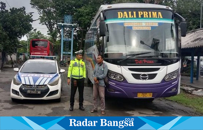 Supir bus yang ugal ugalan dan saar Sat Lantas  sita bus (ist)