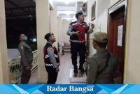 Petugas Pol PP dan Polres Lamongan saat merazia tempat kost (IST)