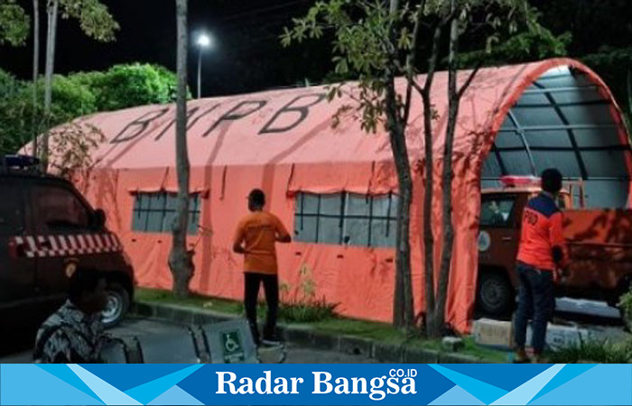 
Petugas BPBD Lamongan saat mendirikan tenda di RS di Babat ( Dok foto BPBD Lamongan)