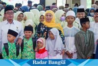 Ketua Umum Pengurus Pusat (PP) Muslimat Nahdlatul Ulama (NU) Khofifah Indar Parawansa menghadiri acara Penyerahan Santunan 800 anak yatim se-Kabupaten Lamongan di Pendopo Lokatantra, Kab. Lamongan, Kamis (21/3).