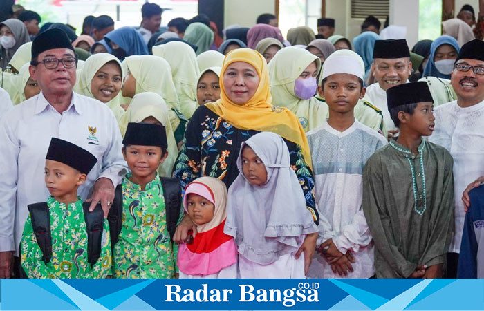 Ketua Umum Pengurus Pusat (PP) Muslimat Nahdlatul Ulama (NU) Khofifah Indar Parawansa menghadiri acara Penyerahan Santunan 800 anak yatim se-Kabupaten Lamongan di Pendopo Lokatantra, Kab. Lamongan, Kamis (21/3).