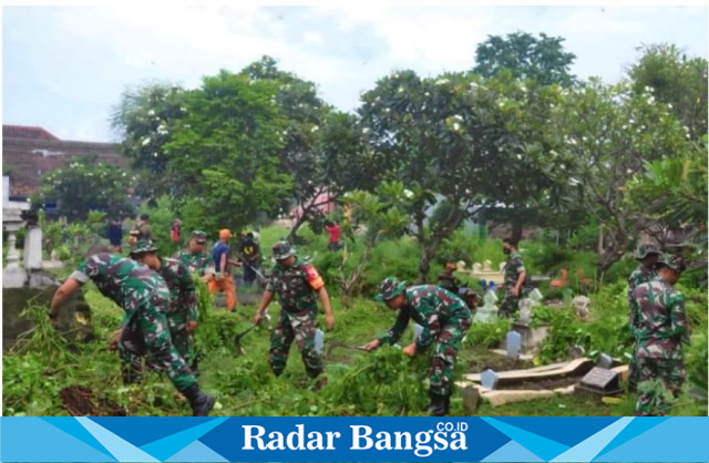 Komandan Kodim 0821/Lumajang, Letkol Czi Gunawan Indra Y. T., S.T., M.M., saat bersama Forkopimda melaksanakan pembersihan makam Jogoyudan Kecamatan Lumajang, Jawa Timur, Jumat (1/3/2024). (Dok istimewa).