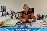 Kepala Dinas Kependudukan dan Catatan Sipil (Dispendukcapil) Kabupaten Lumajang, Agus W. Utomo, ketika ditemui Radarbangsa.co.id di ruang kerjanya, Selasa (5/3). (Dok Riyaman).